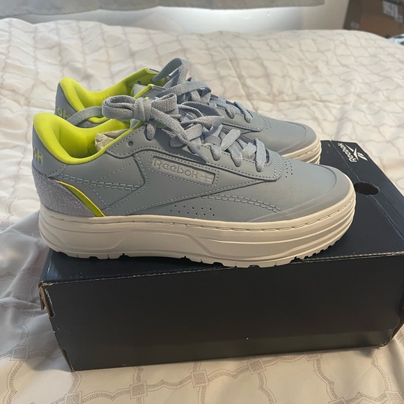 Womens Reebok sneakers - Picture 2 of 3